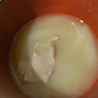 豚肉とざく切りキャベツのコンソメスープ